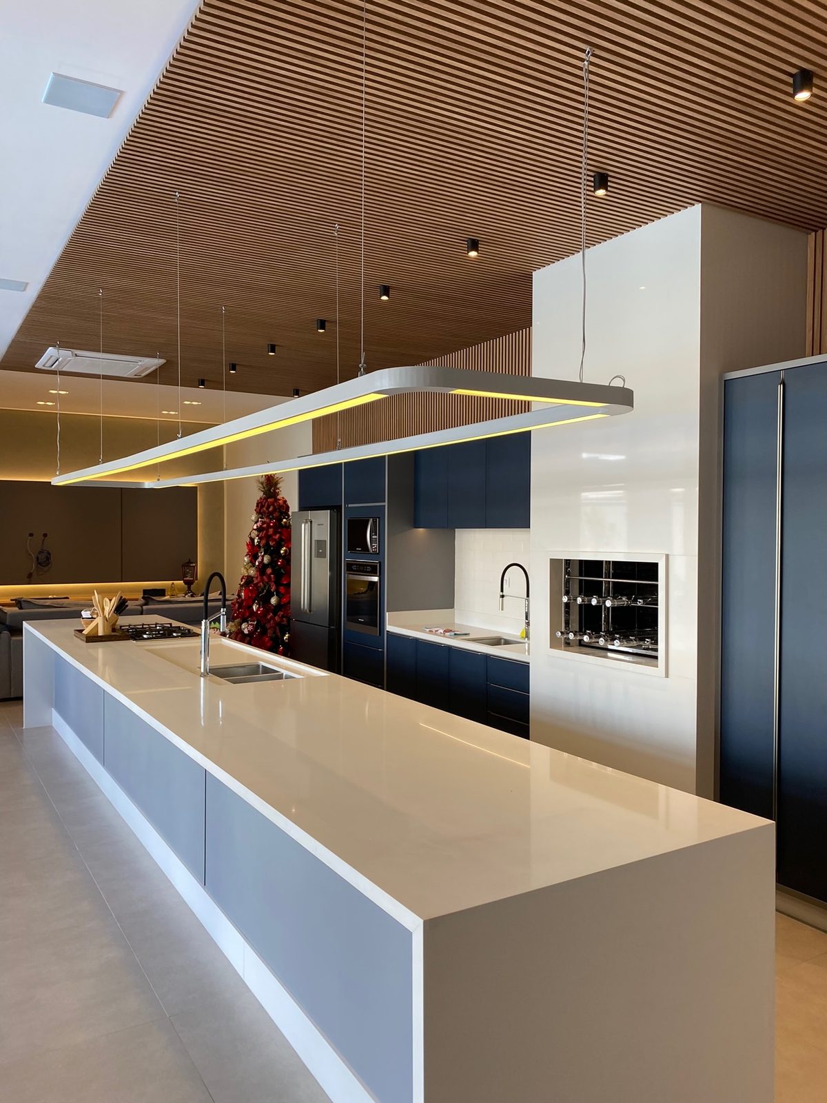 Luminária suspensa com estrutura metálica sob medida em cozinha, feita pela Genesis Steel