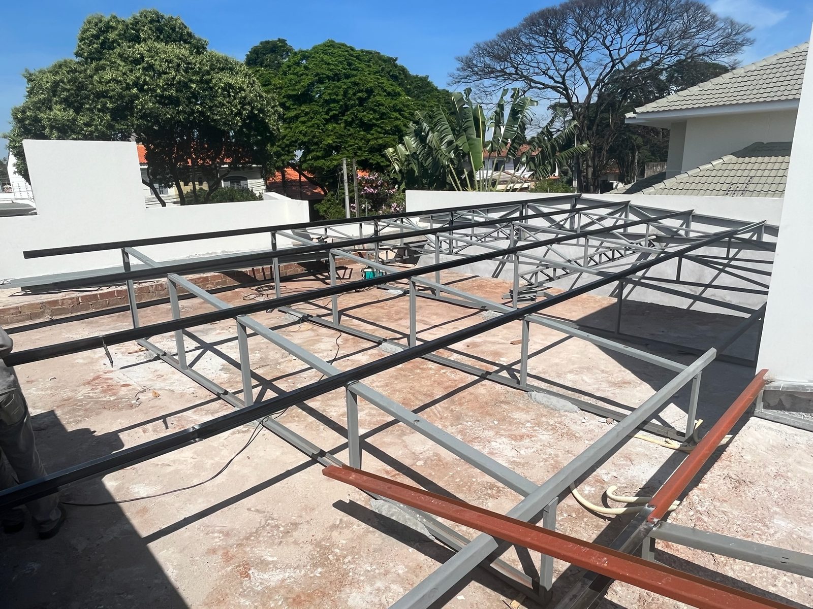 Estrutura metálica de cobertura em execução pela equipe da Genesis Steel