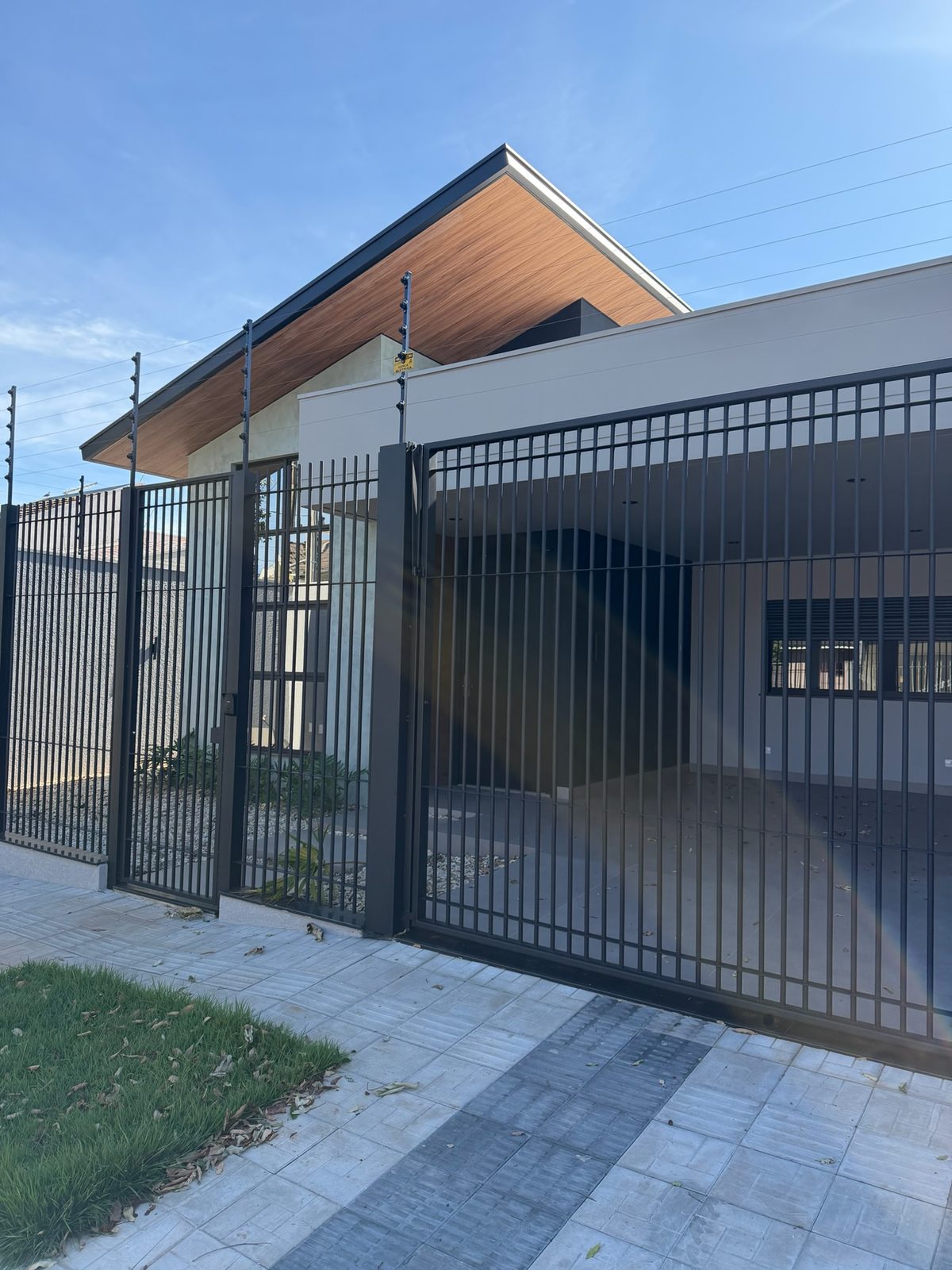 Portão de aço instalado pela Genesis Steel em residência de Maringá-PR